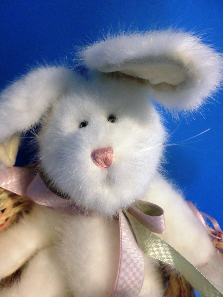 Boyd's Bears Allison B. Hopplebuns Hoppy Easter White Bunny Rabbit in a Basket 2004 Plush